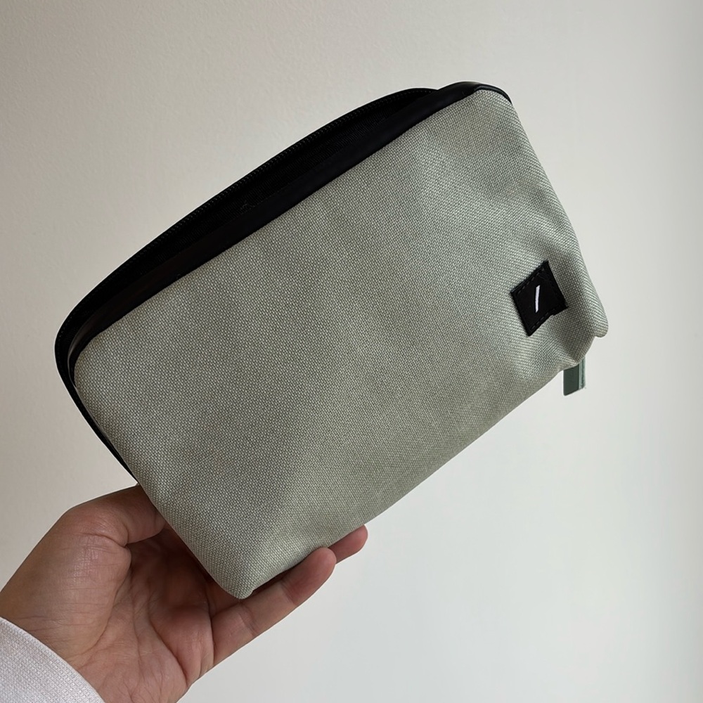 Native Union Accessory Pouch. Mint green